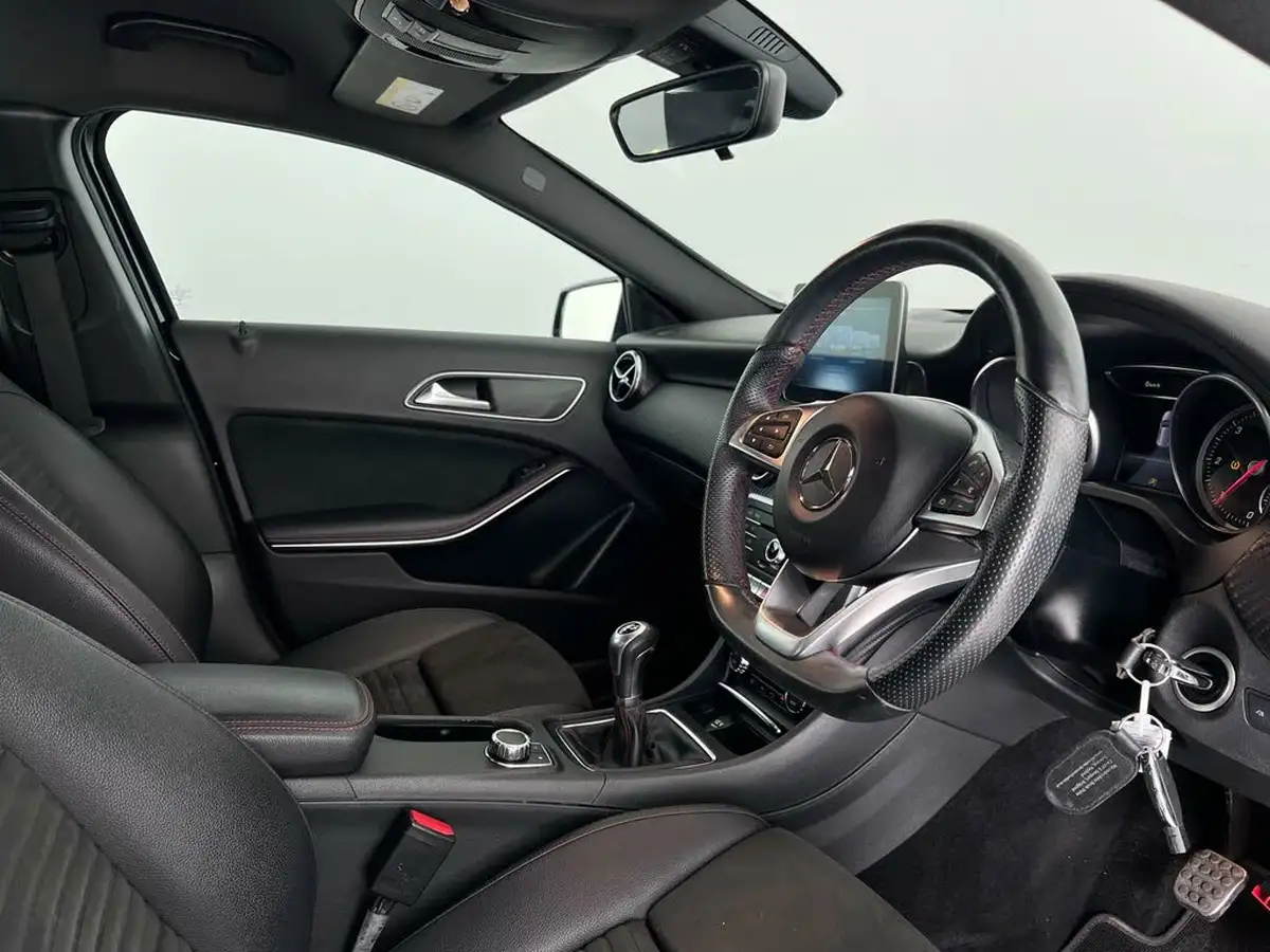 2017-mercedes-benz-a-class-15d-a180d-amg-line-ss-big-10