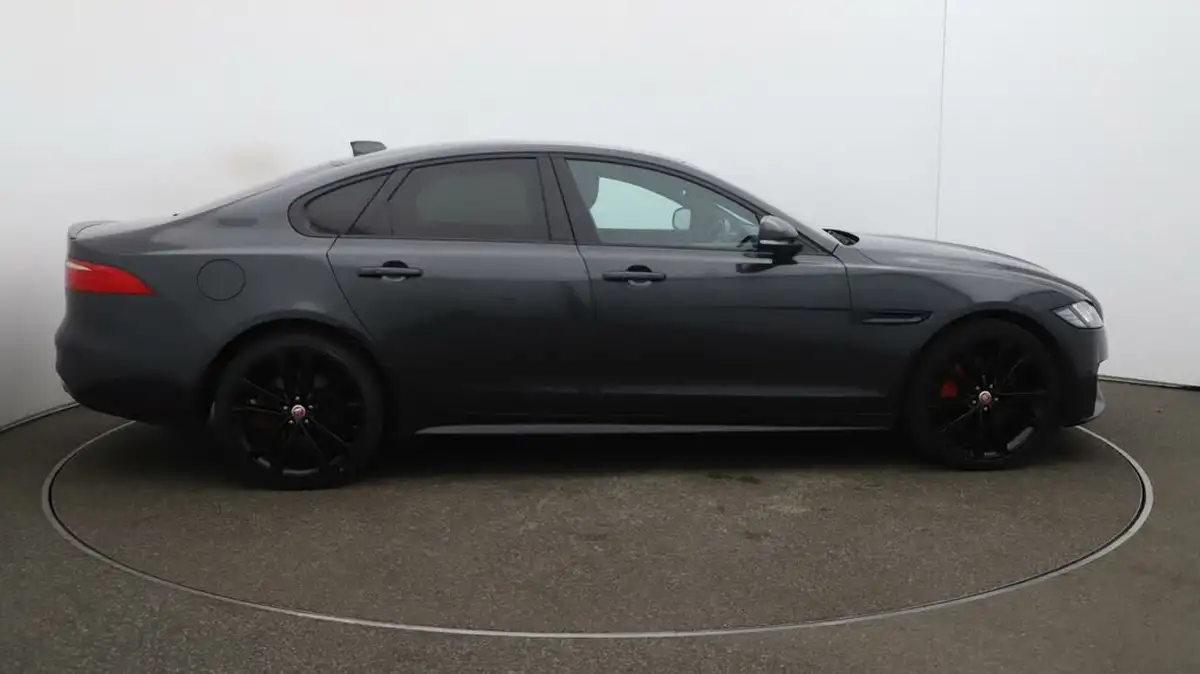 2017-jaguar-xf-30-s-big-8