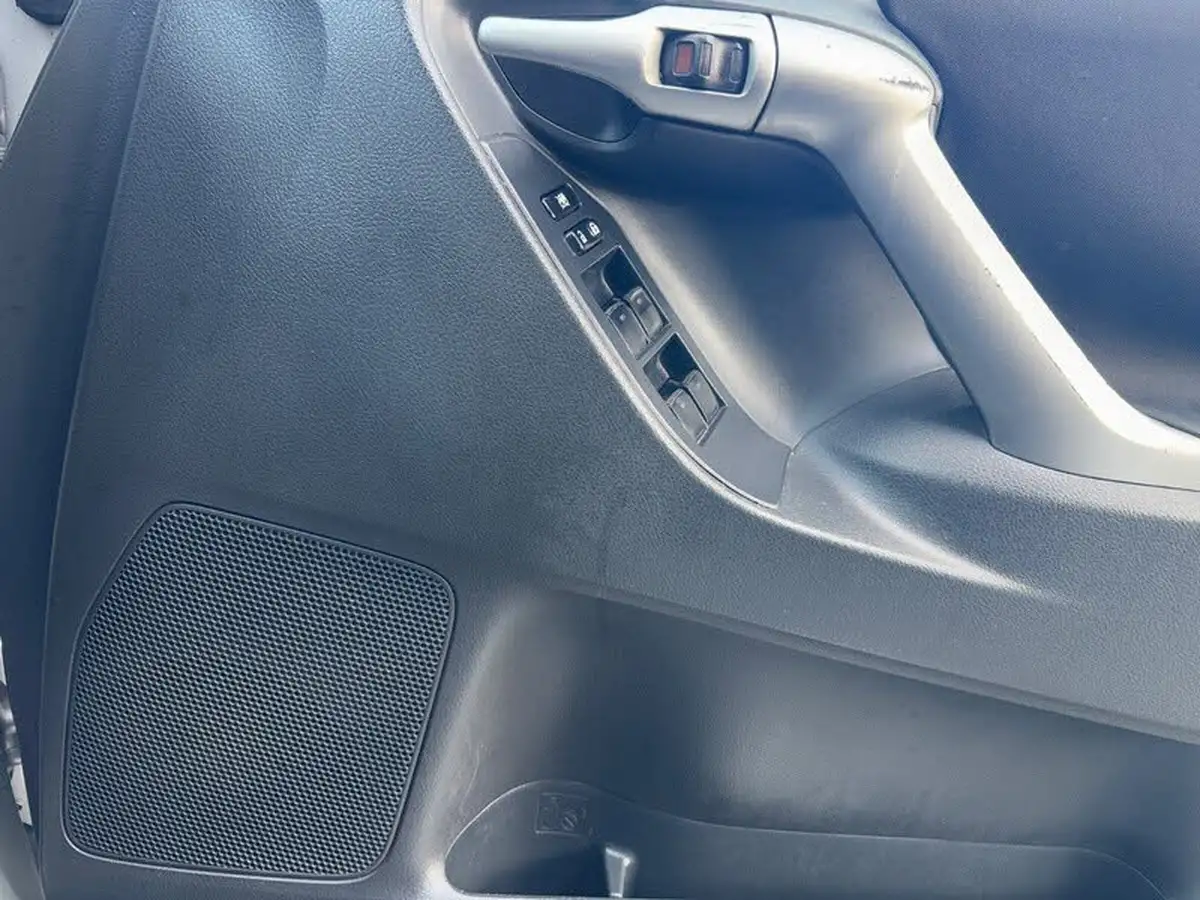 2012-toyota-verso-20td-tr-big-33