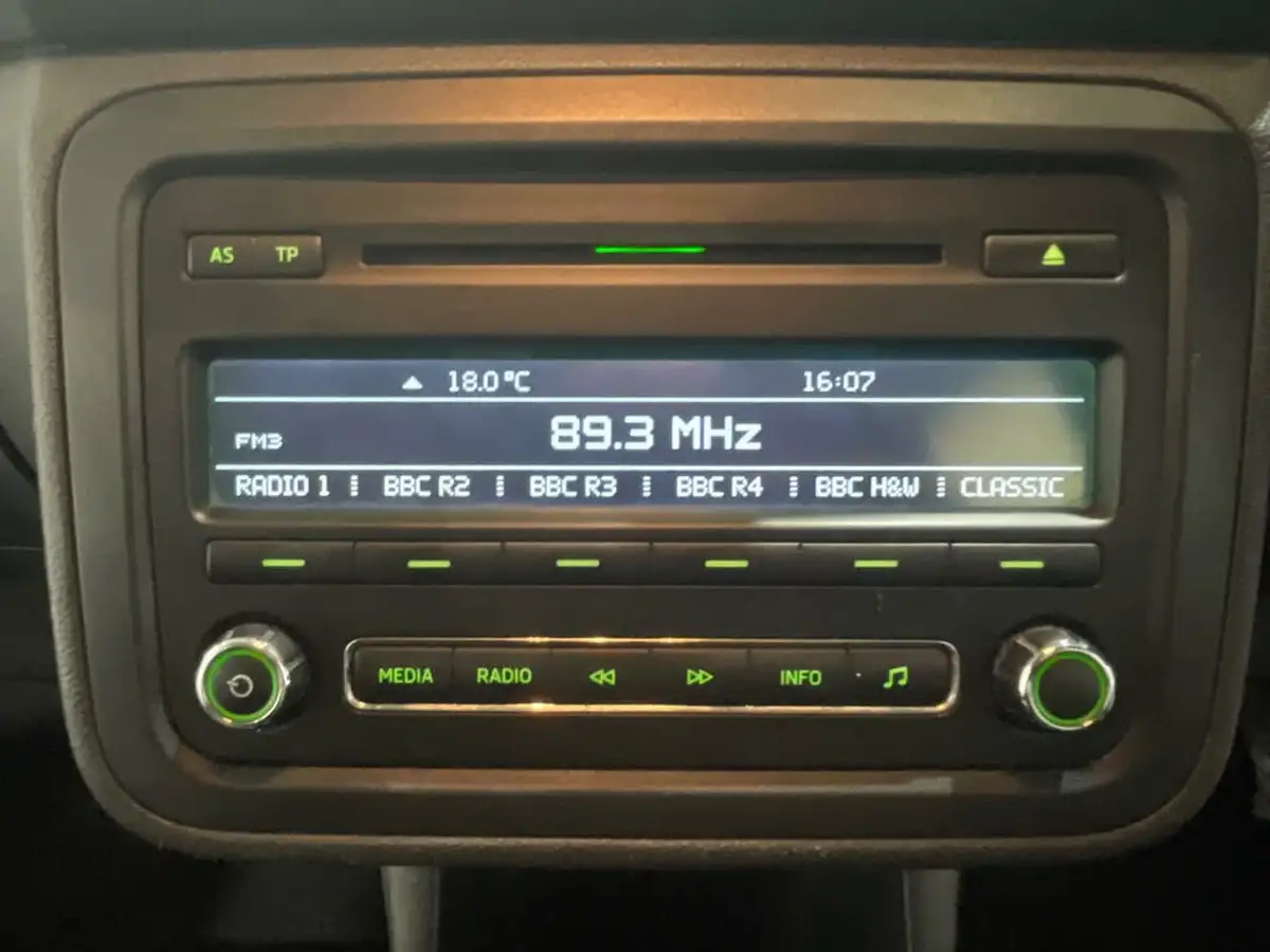 2014-skoda-fabia-12-se-70bhp-hatchback-1198cc-big-32