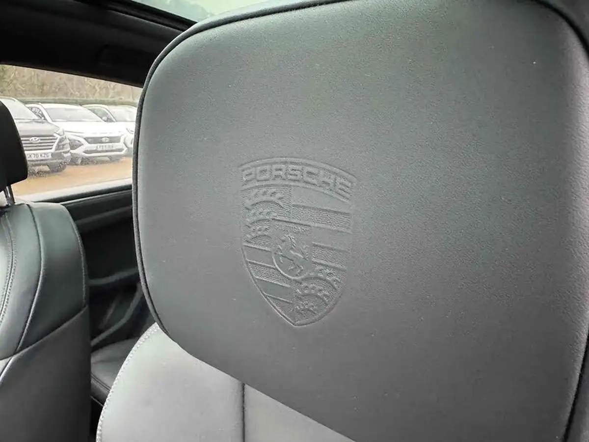 2022-porsche-macan-20-big-25