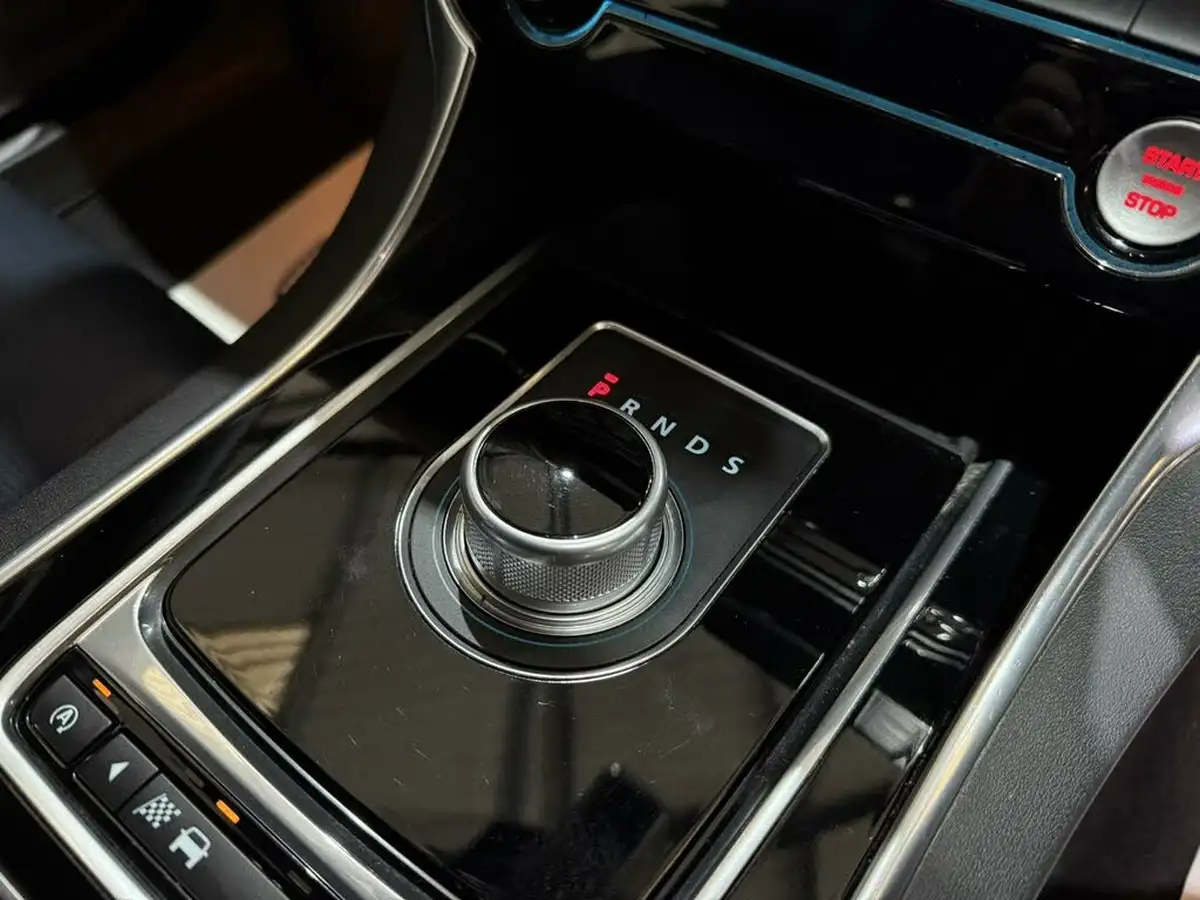 2015-jaguar-xe-20td-r-sport-163ps-auto-big-35