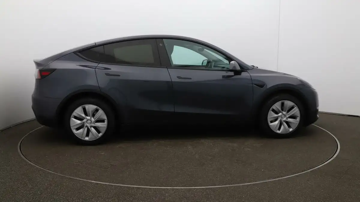 2022-tesla-model-y-e-long-range-big-8