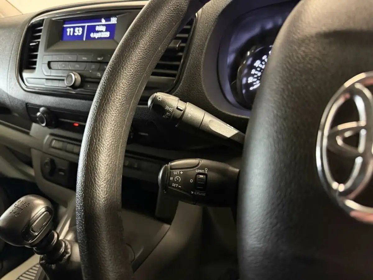 2019-toyota-proace-20d-active-medium-120hpeu6-panel-big-17