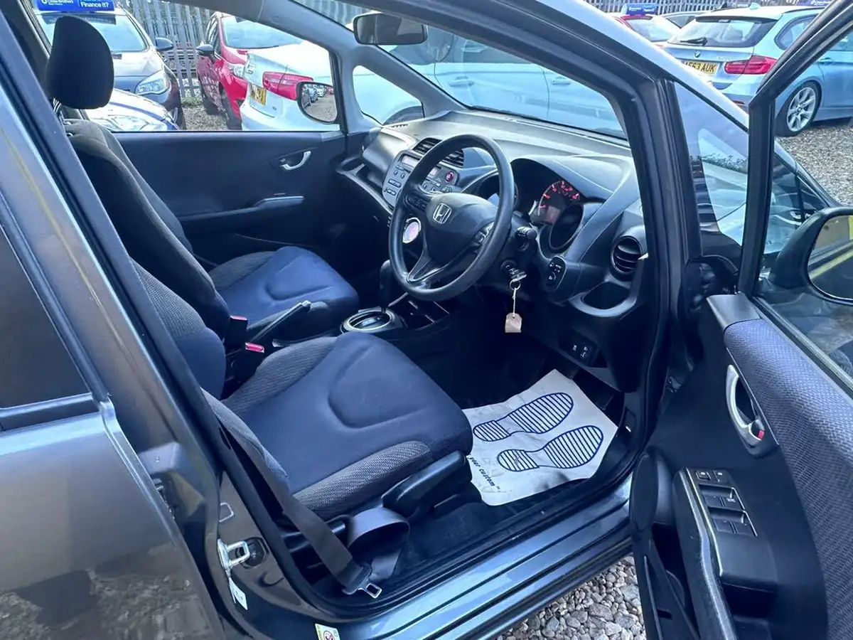 2013-honda-jazz-14-es-cvt-big-17