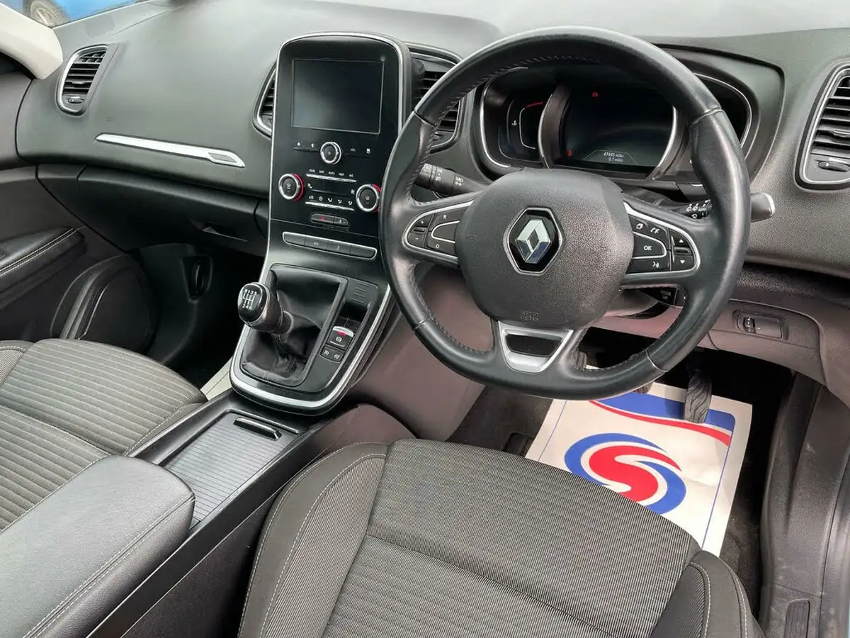 2019-renault-grand-scenic-13-tce-iconic-big-11