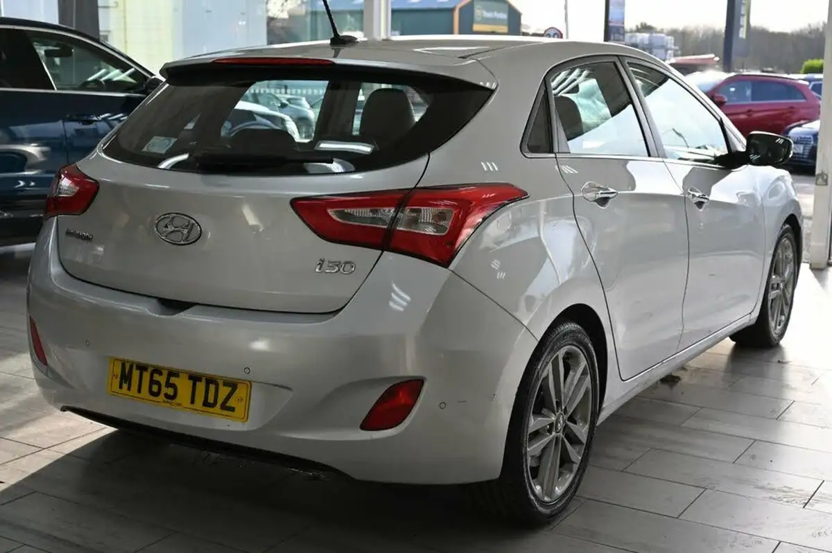 2015-hyundai-i30-16crdi-premium-136ps-blue-drive-hatchback-big-8