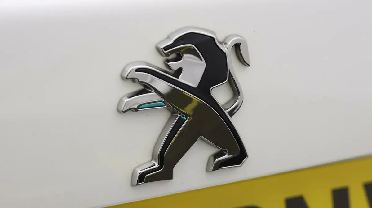 2021-peugeot-2008-suv-e-gt-big-19