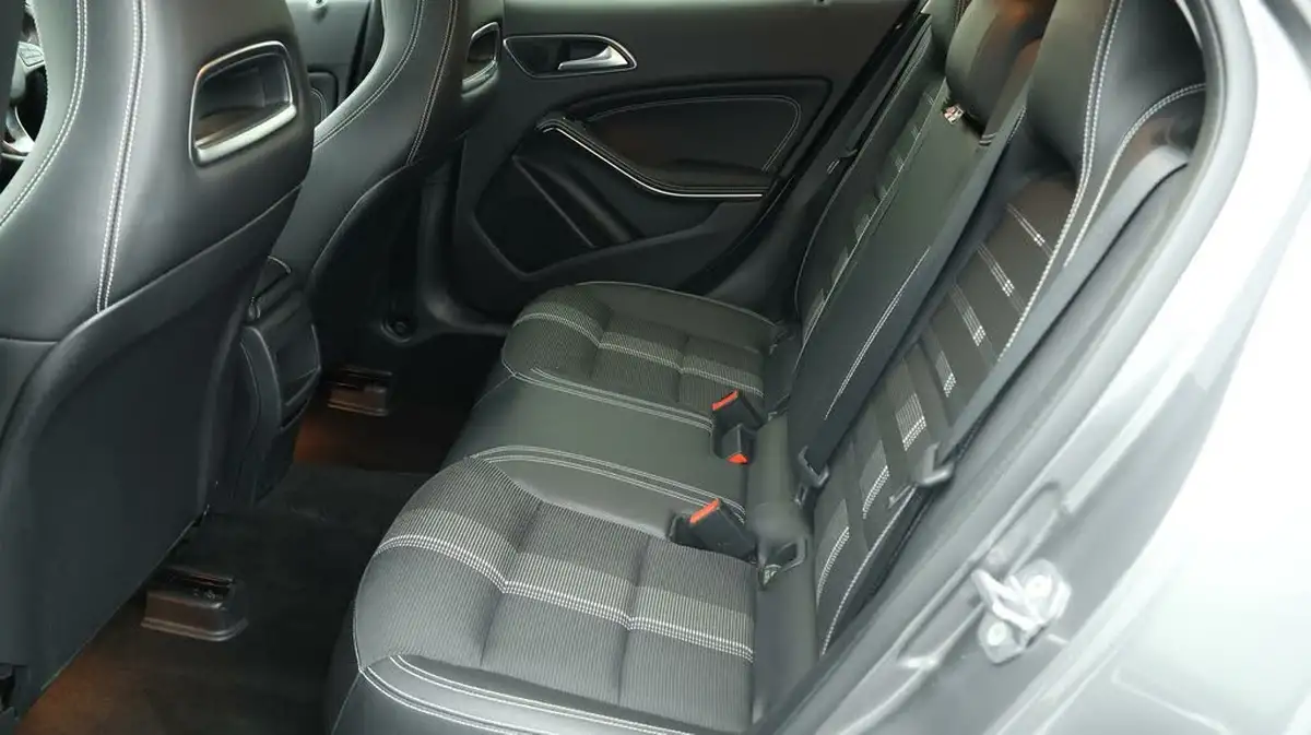 2019-mercedes-benz-gla-class-16-gla-180-urban-edition-ss-big-15