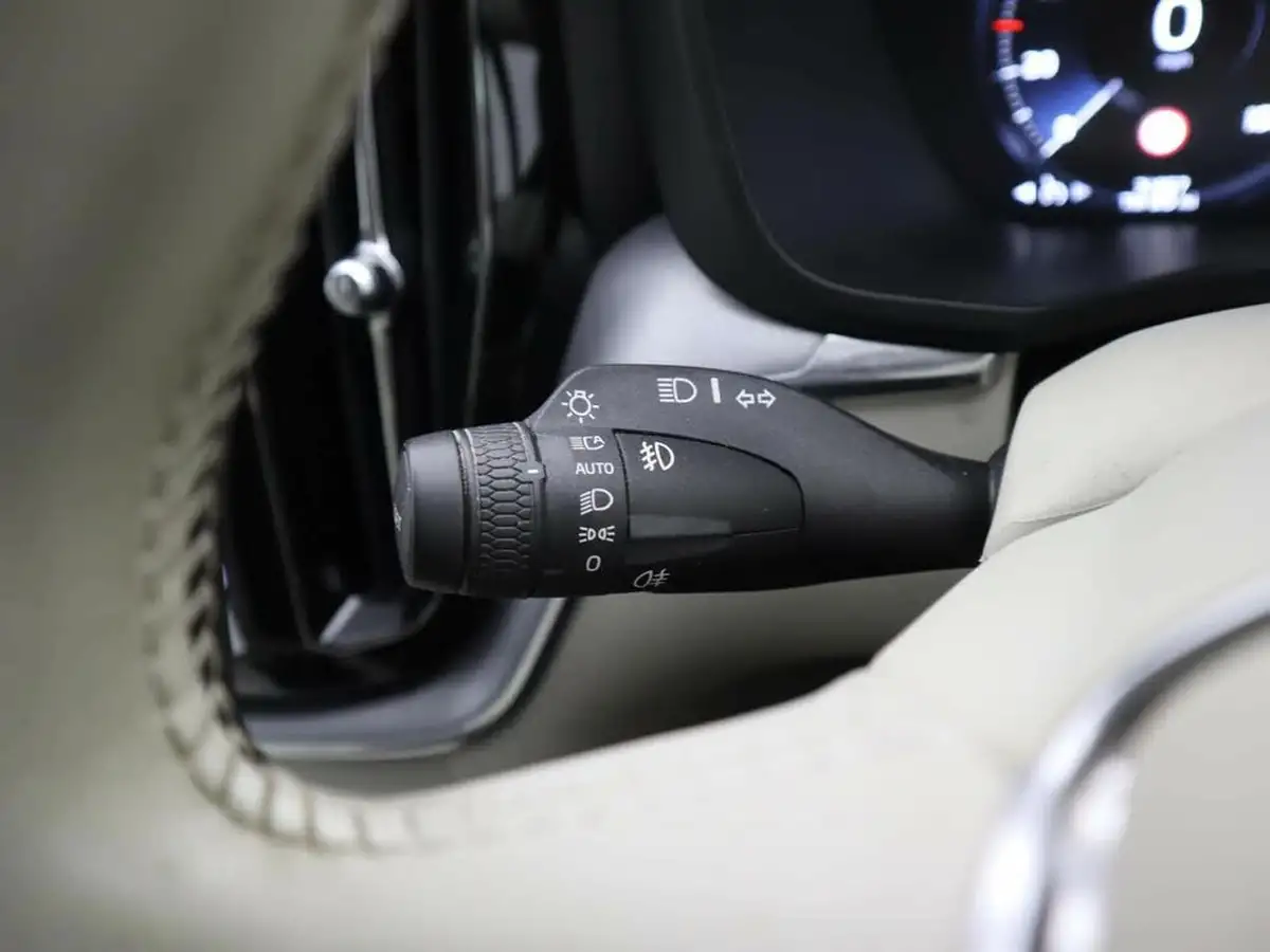2019-volvo-xc60-20-t5-momentum-awd-big-23