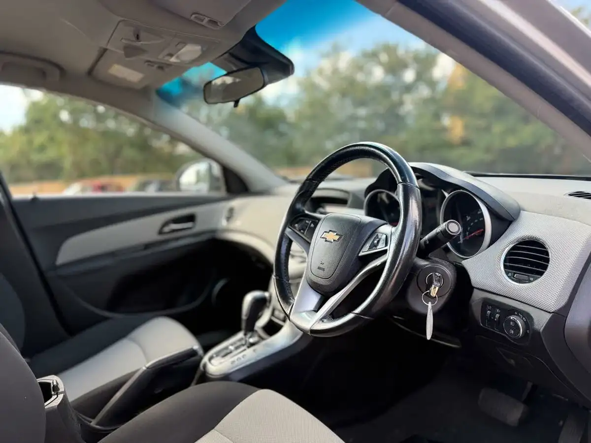 2011-chevrolet-cruze-16-ls-saloon-4d-auto-big-2