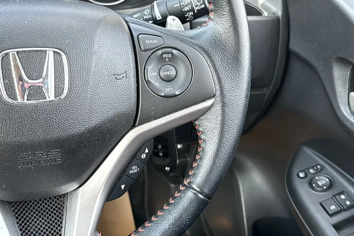 2018-honda-jazz-15-i-vtec-sport-cvt-big-13