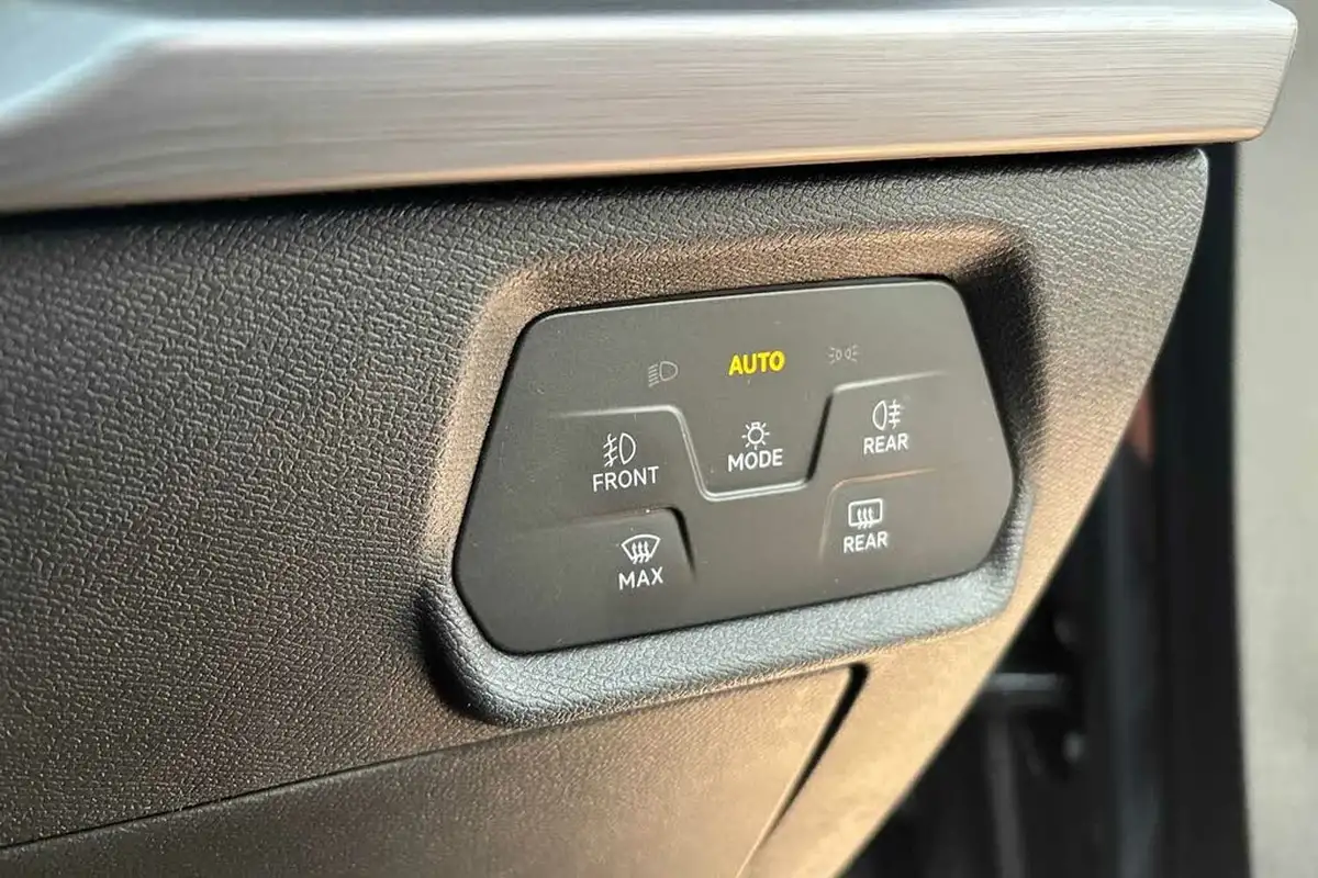 2021-seat-leon-14-e-hybrid-fr-sport-estate-big-38