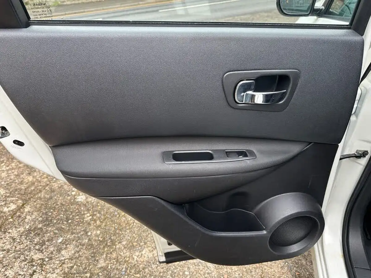2011-nissan-qashqai-16-acenta-big-16