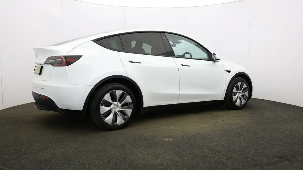 2022-tesla-model-y-e-long-range-big-48