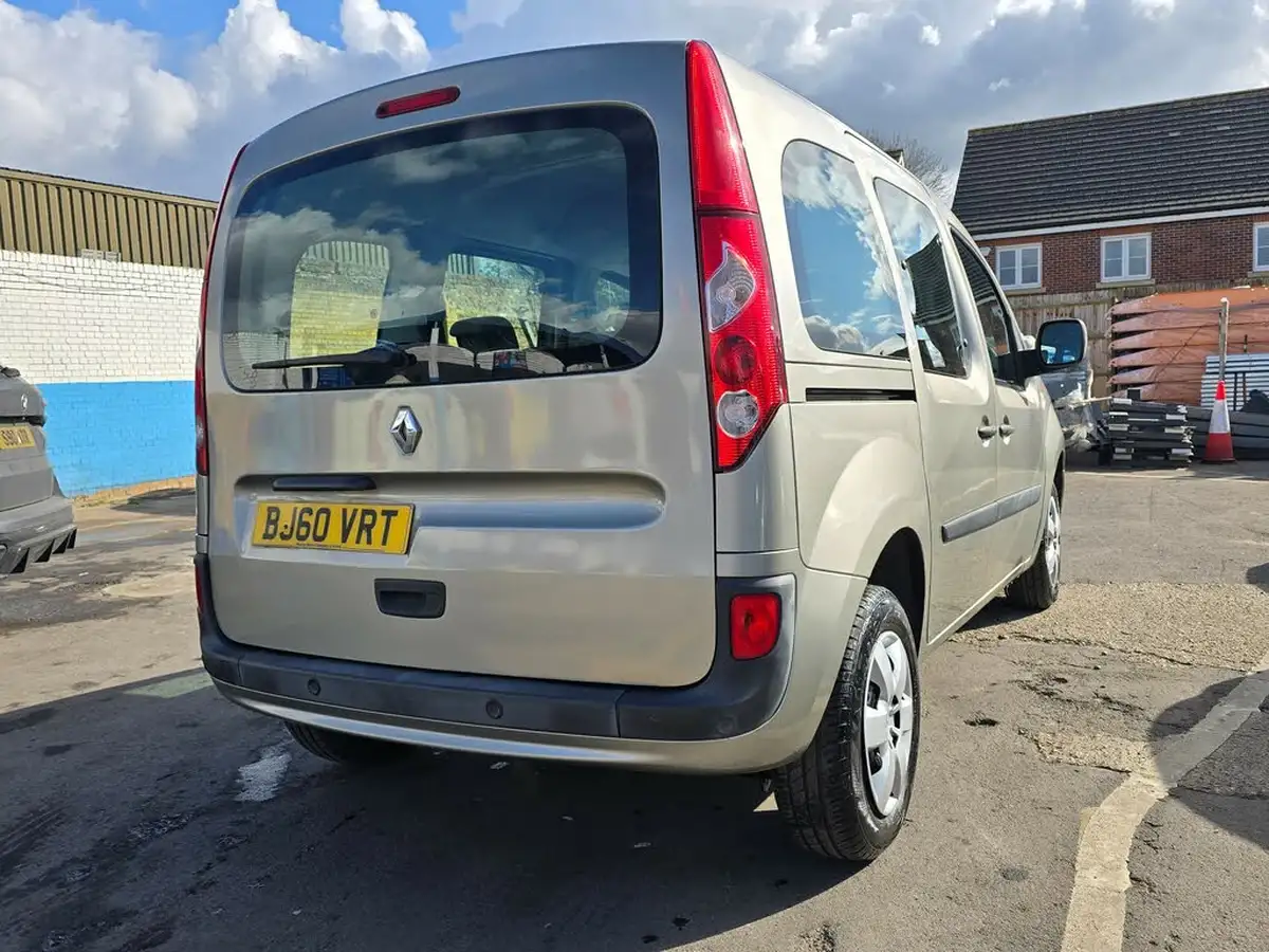 2010-renault-kangoo-16-expression-16v-105bhp-auto-big-3