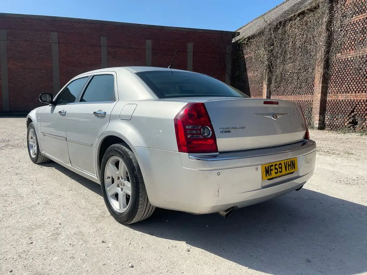 2009-chrysler-300c-30td-saloon-4d-big-6