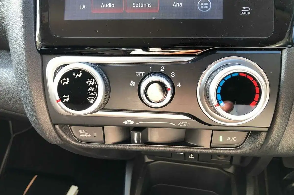 2018-honda-jazz-15-i-vtec-sport-navi-big-34