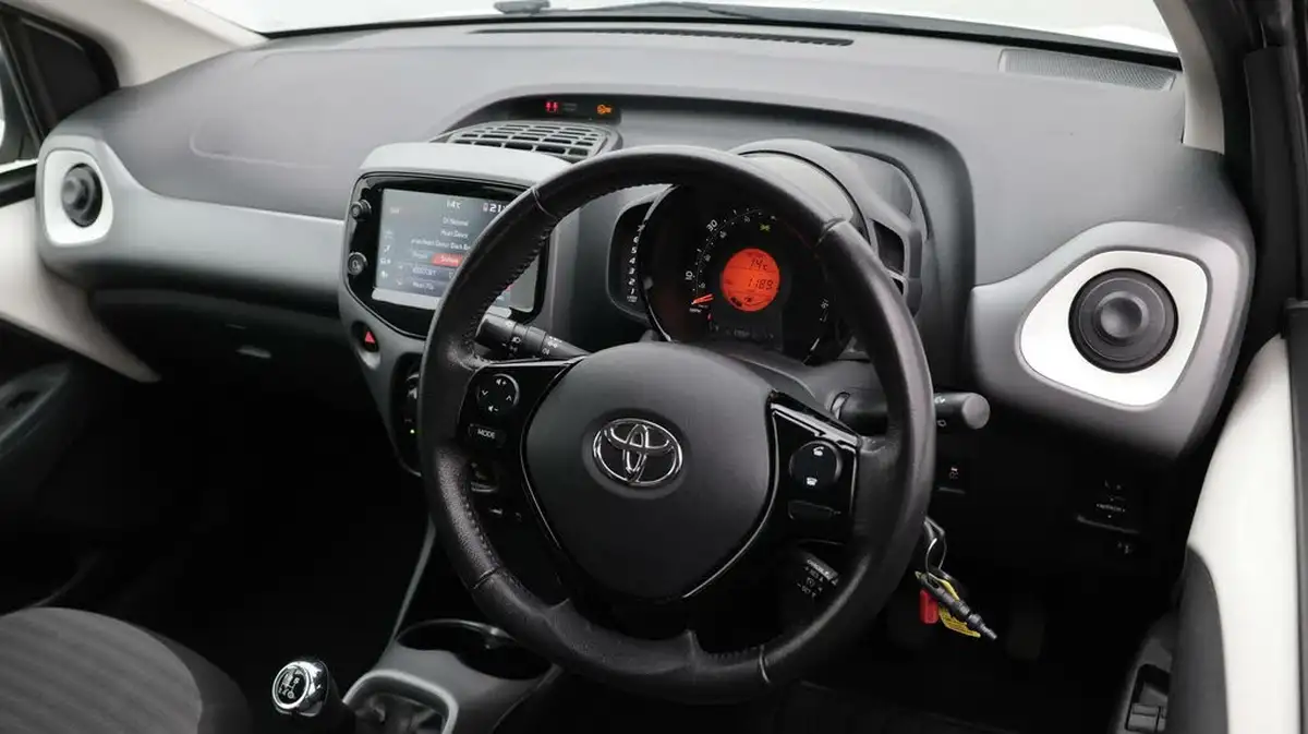 2019-toyota-aygo-10-vvt-i-x-play-big-9