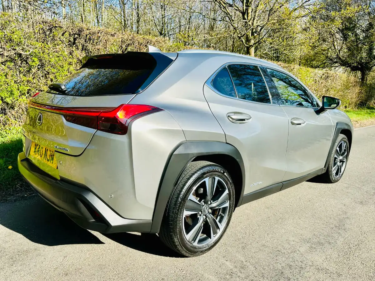 2021-lexus-ux-250h-20-takumi-big-51
