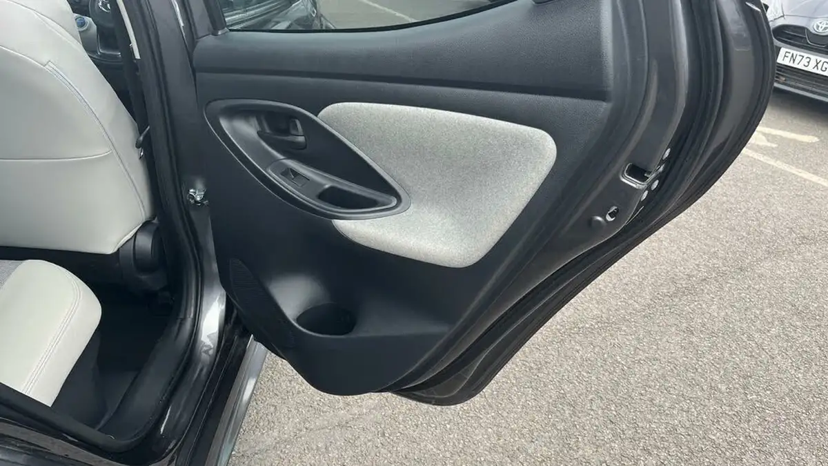 2022-toyota-yaris-15-vvt-i-excel-big-25