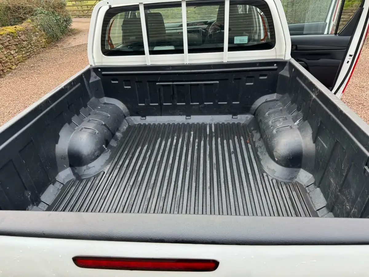 2019-toyota-hi-lux-24d-4d-active-150hpeu6dt-e-32t-double-pick-up-big-8