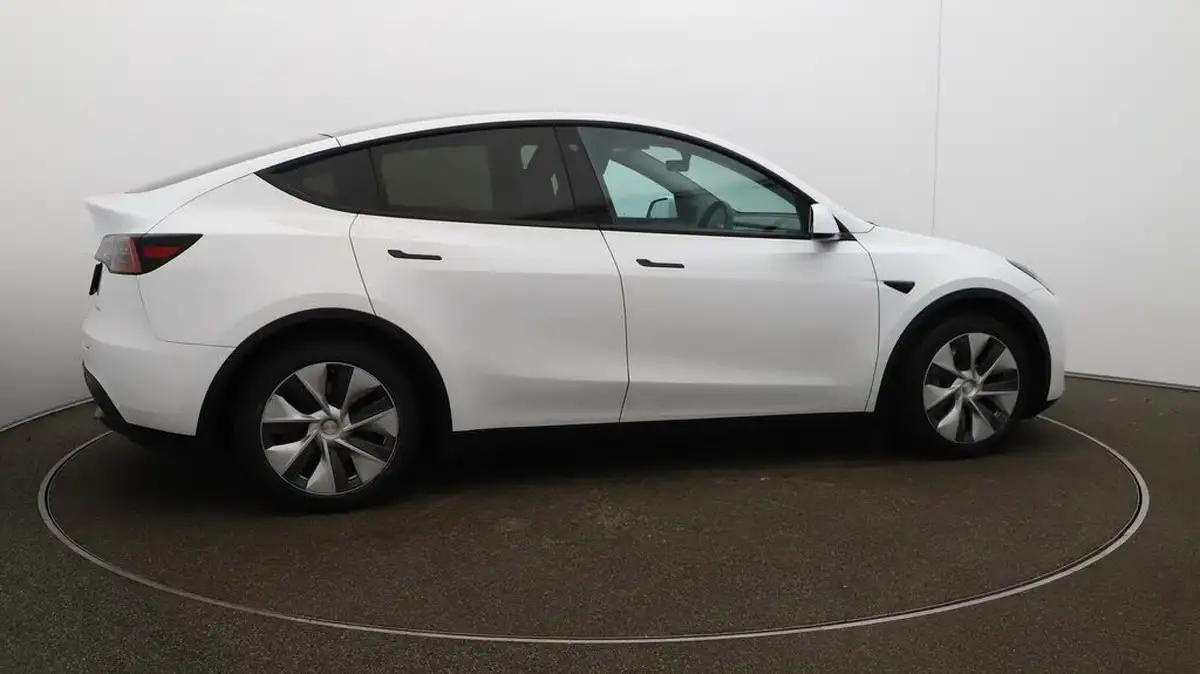 2023-tesla-model-y-e-long-range-big-42