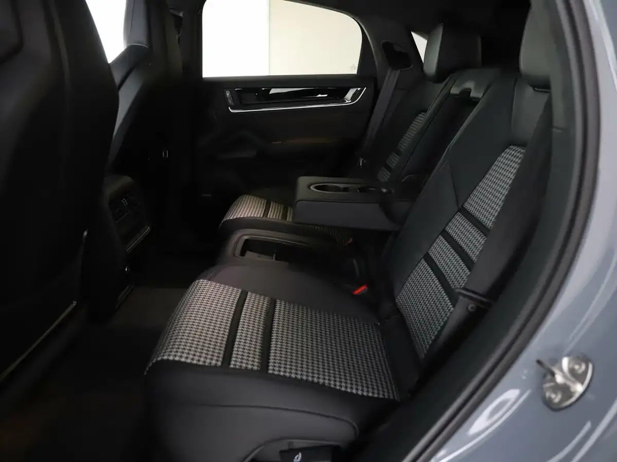 2025-porsche-cayenne-40-v8-s-coupe-big-13