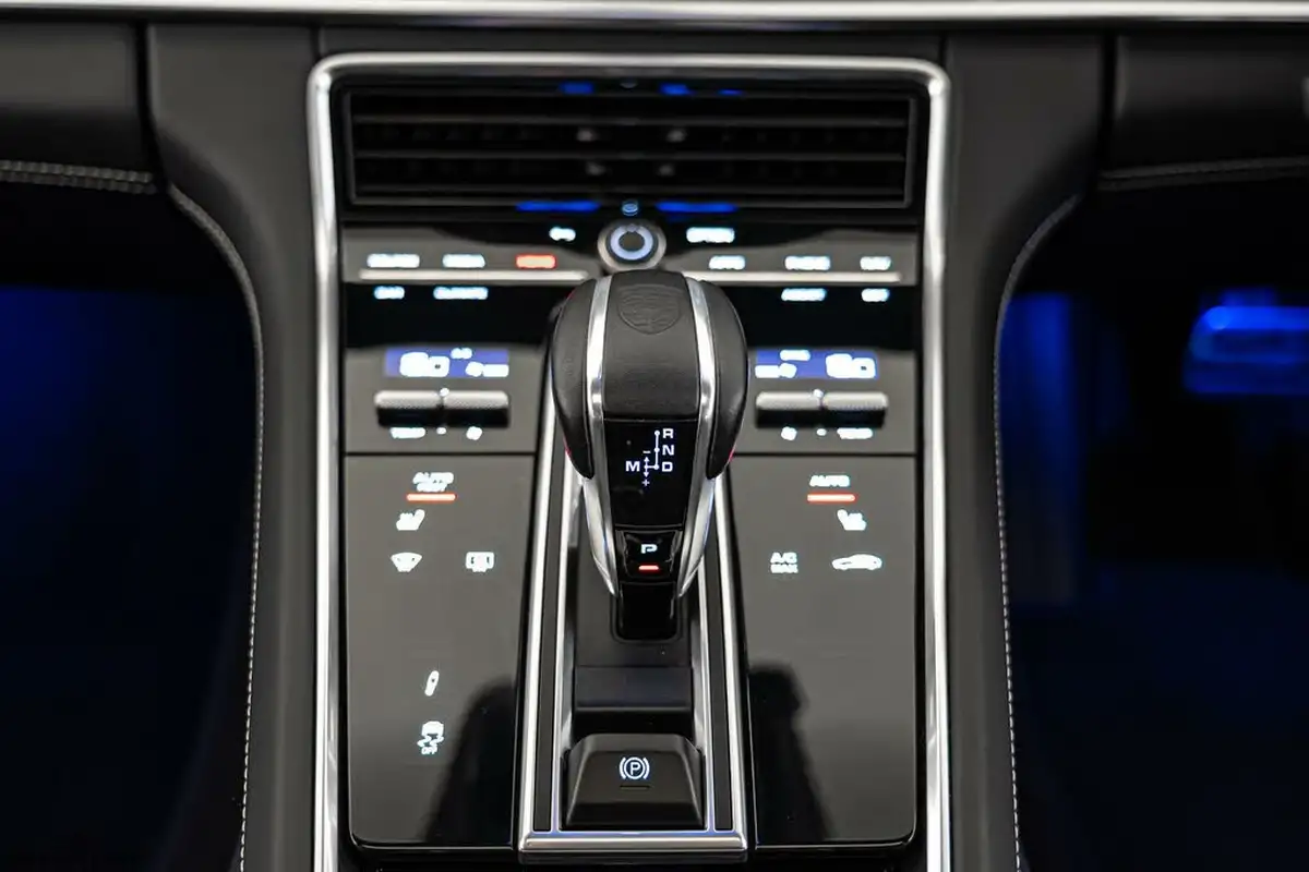 2023-porsche-panamera-40-gts-hatchback-big-16