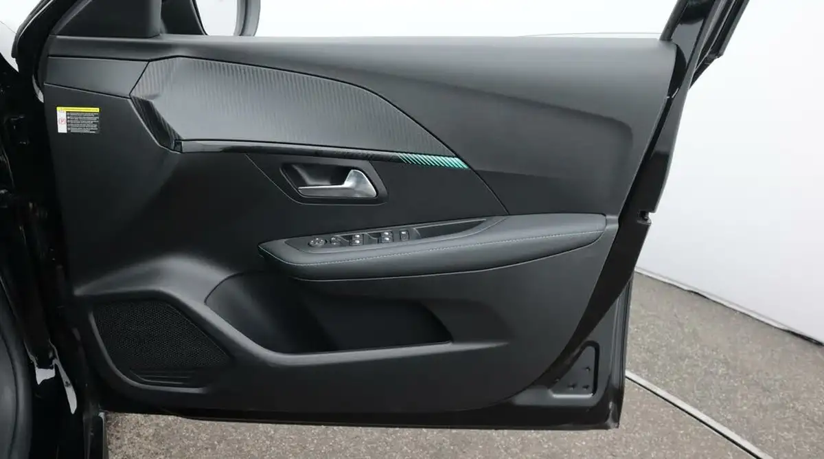 2023-peugeot-208-12-puretech-allure-premium-100ps-eat8-big-15