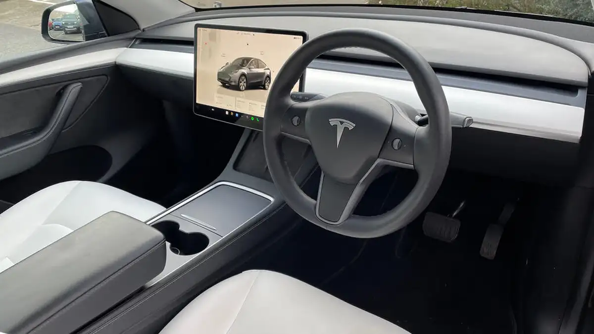 2022-tesla-model-y-e-long-range-big-8