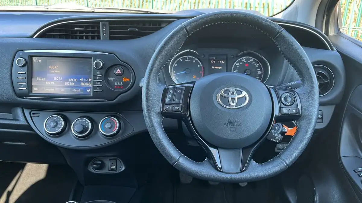 2018-toyota-yaris-15-vvt-i-design-1496cc-big-5