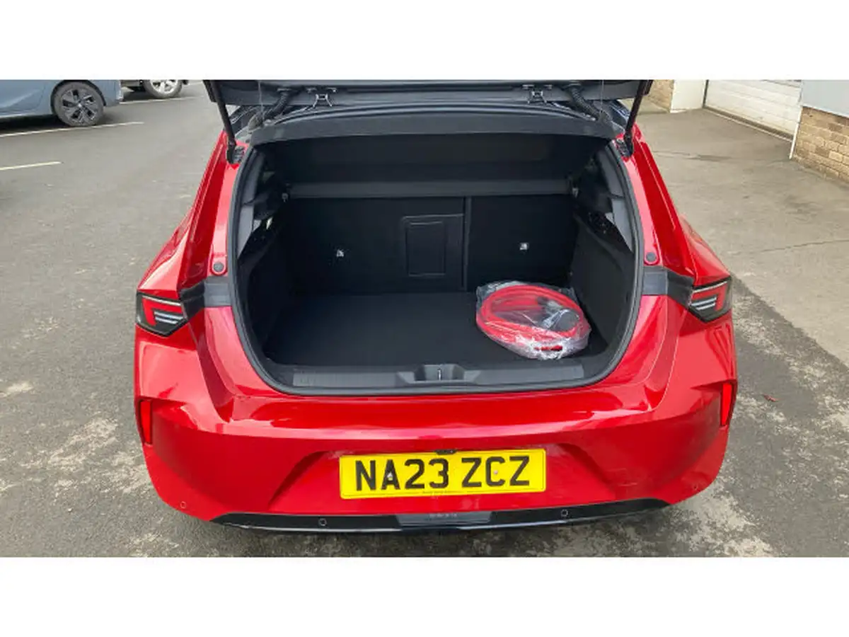 2023-vauxhall-astra-16-ultimate-hatchback-big-3
