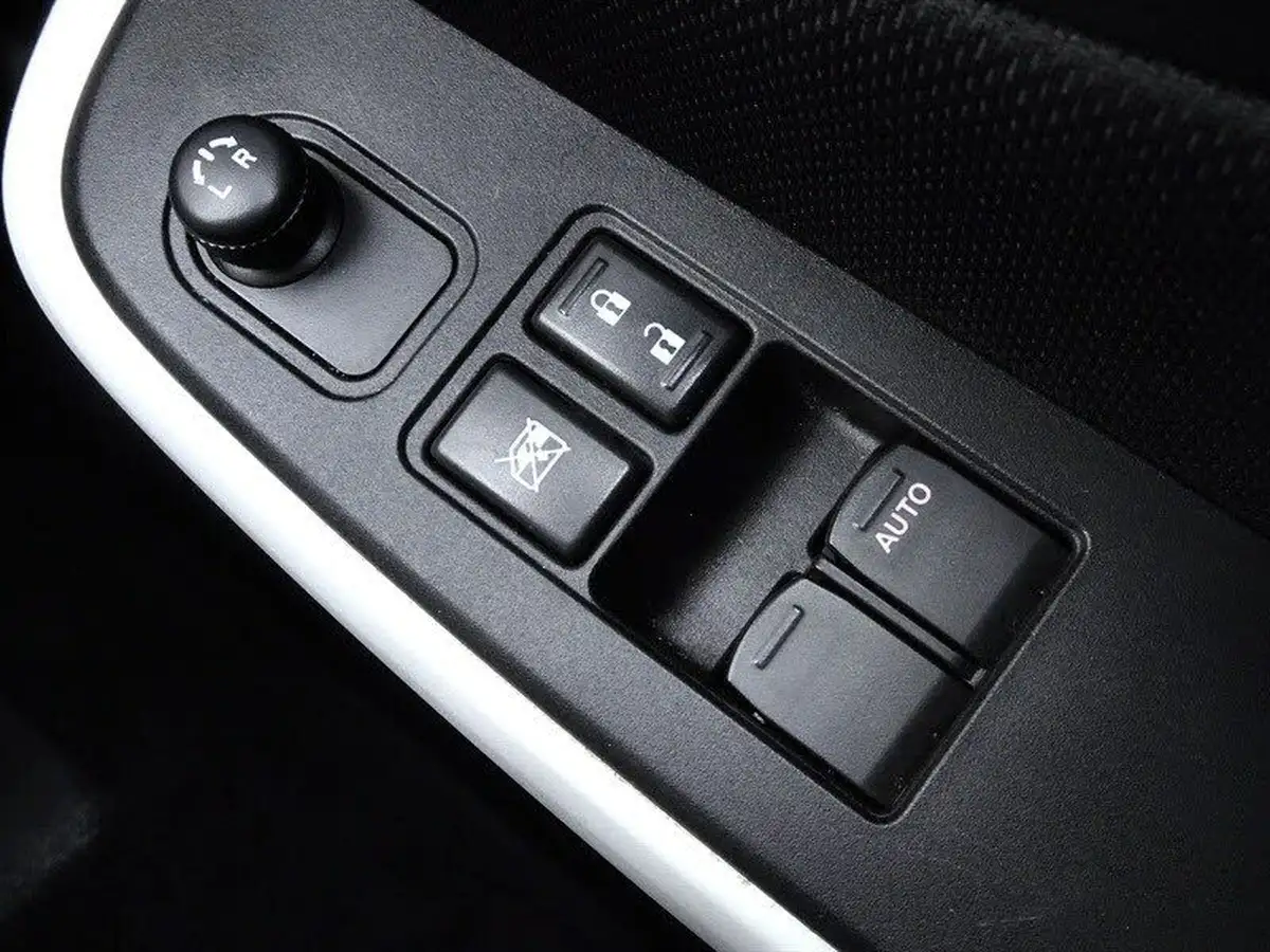 2019-suzuki-swift-12-dualjet-attitude-big-24