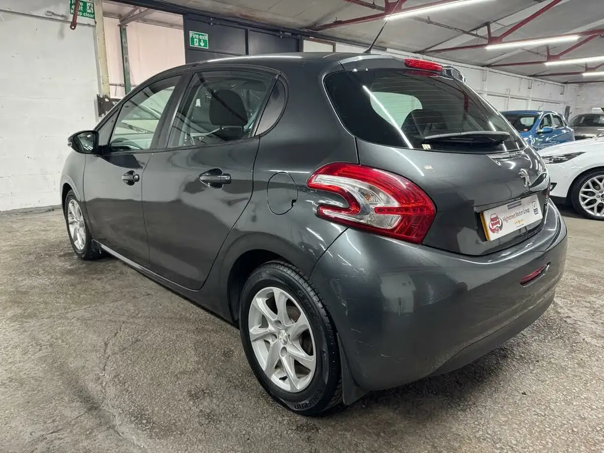 2013-peugeot-208-12-active-5d-big-35