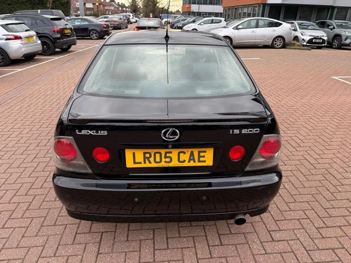 2005-lexus-is-200-20-se-auto-big-14