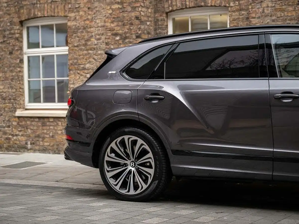 2023-bentley-bentayga-40-v8-extended-wheelbase-azure-big-11