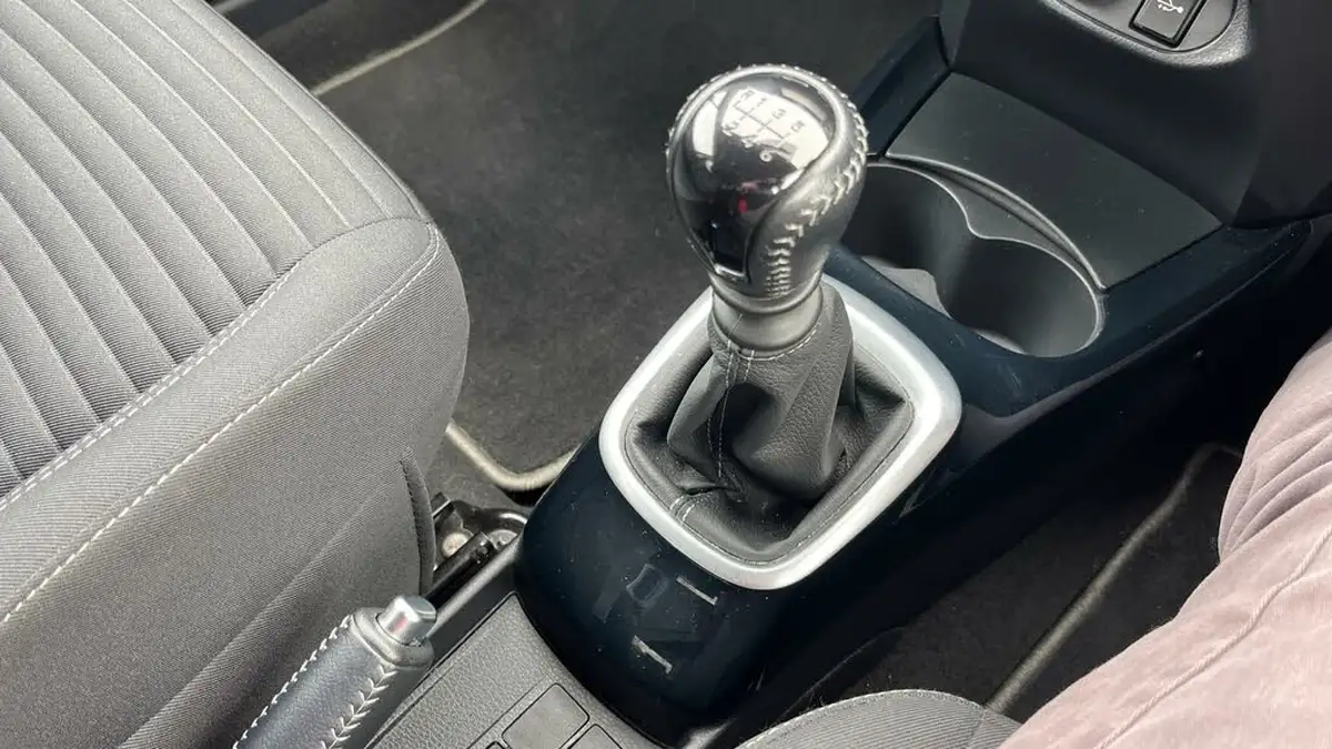 2017-toyota-yaris-133-design-bi-tone-big-39