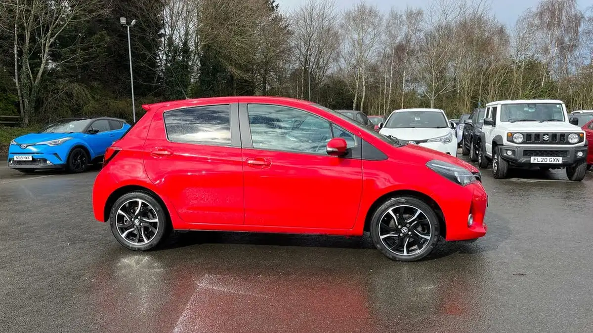 2017-toyota-yaris-133-design-bi-tone-big-15