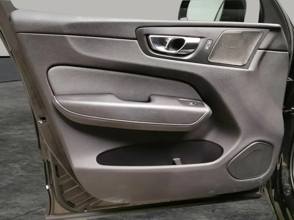 2020-volvo-xc60-20td-d4-r-design-big-24