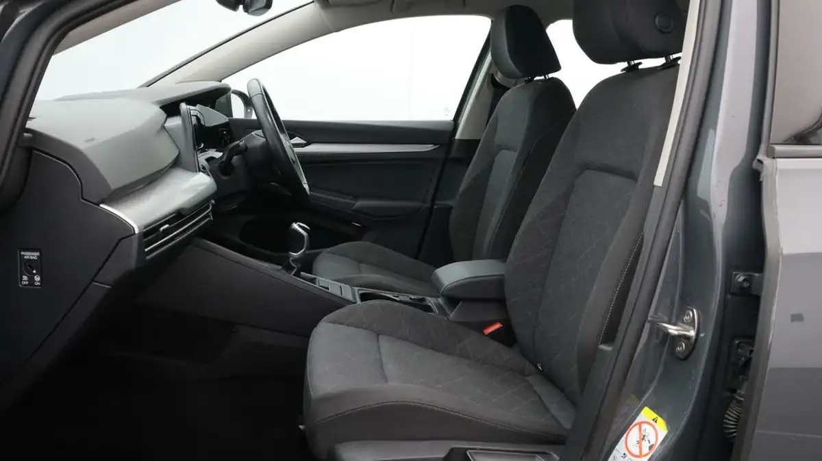 2023-volkswagen-golf-15-tsi-life-130ps-hatchback-big-14