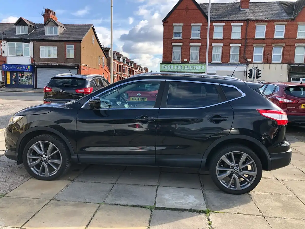 2015-nissan-qashqai-16dci-tekna-4x4-glass-roof-big-3