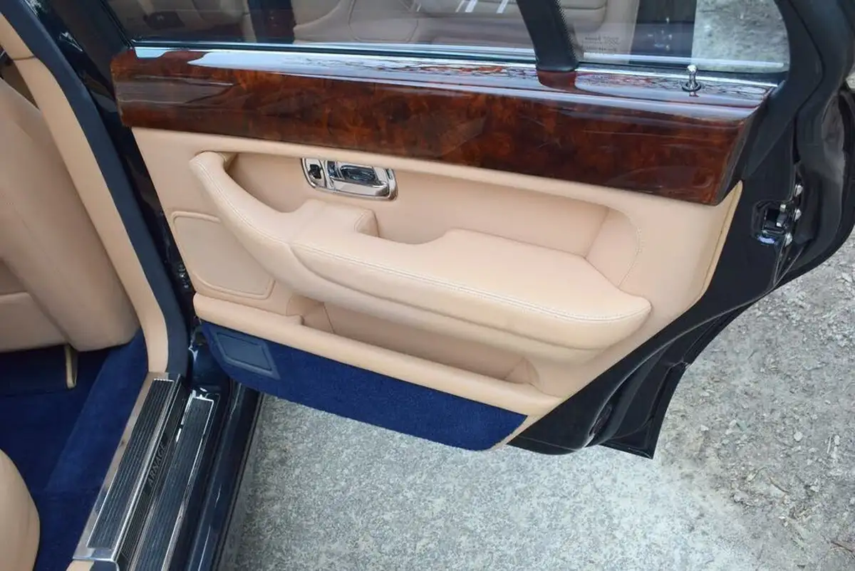 2000-bentley-arnage-68-red-label-big-39