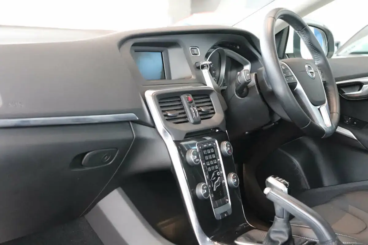 2016-volvo-v40-20-t2-momentum-big-36