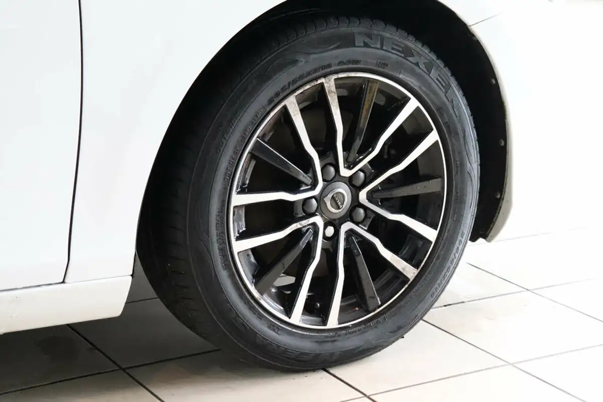 2016-volvo-v40-20-t2-momentum-big-77