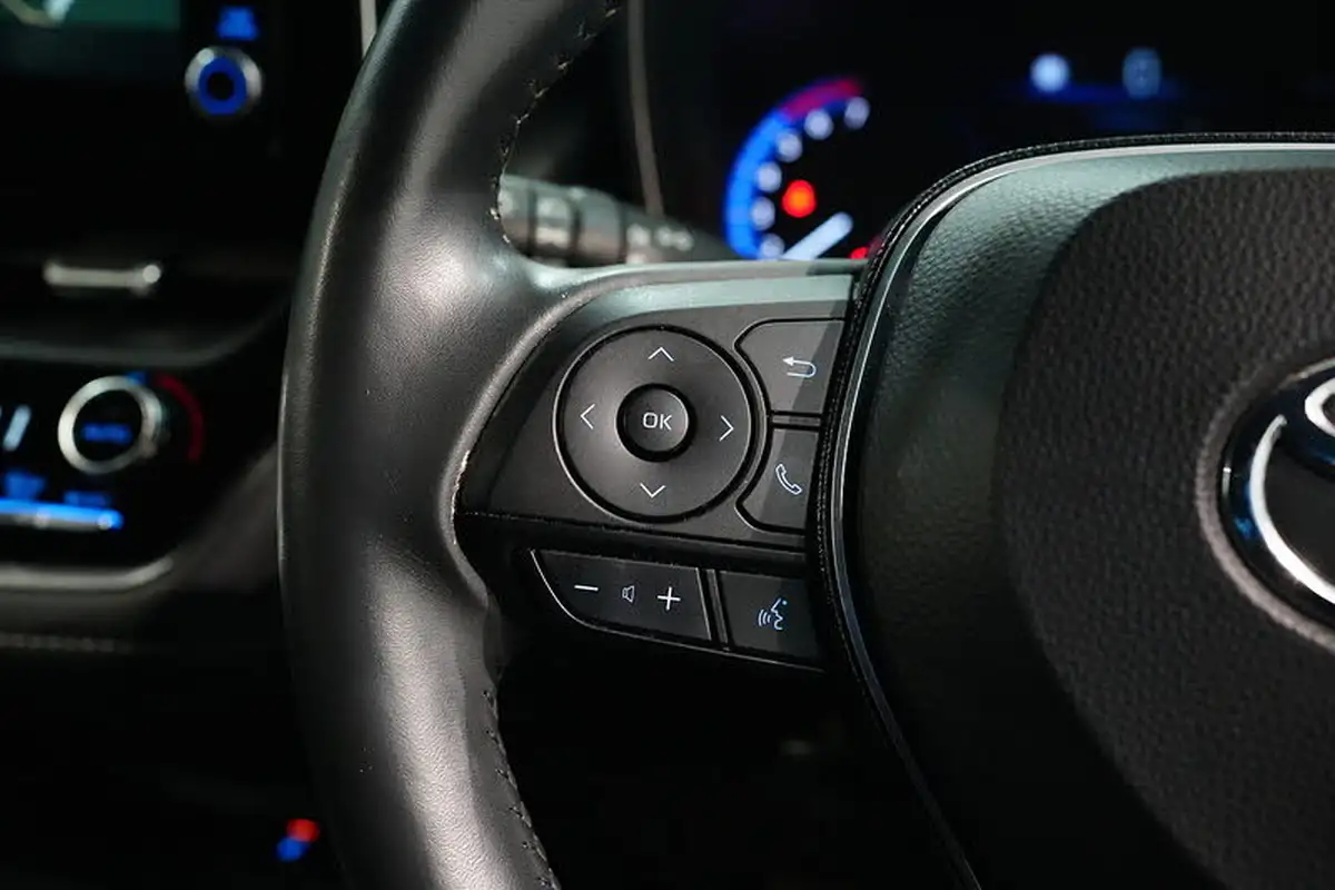 2019-toyota-corolla-18-vvt-i-design-trk-touring-sports-5d-big-34