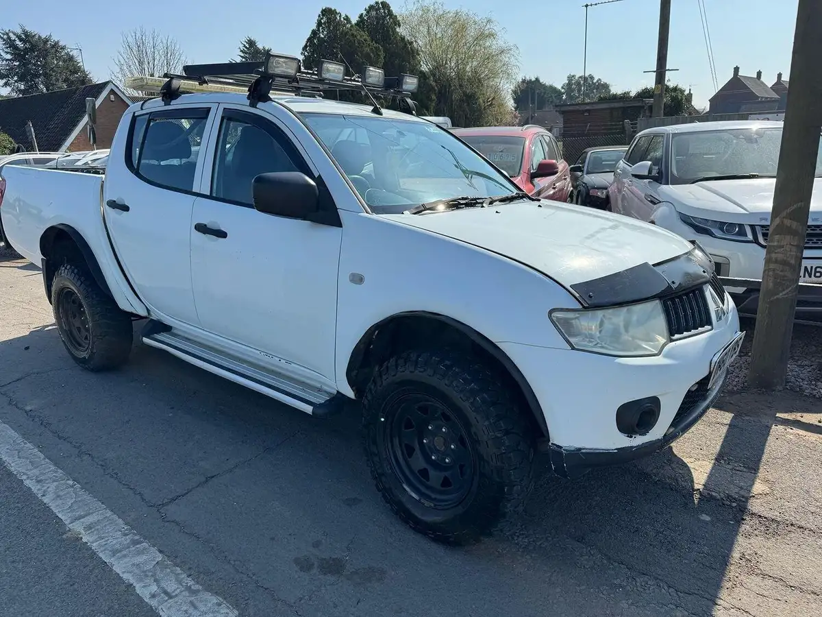 2010-mitsubishi-l200-25td-4life-cr-4wd-lb-double-cab-pickup-big-14