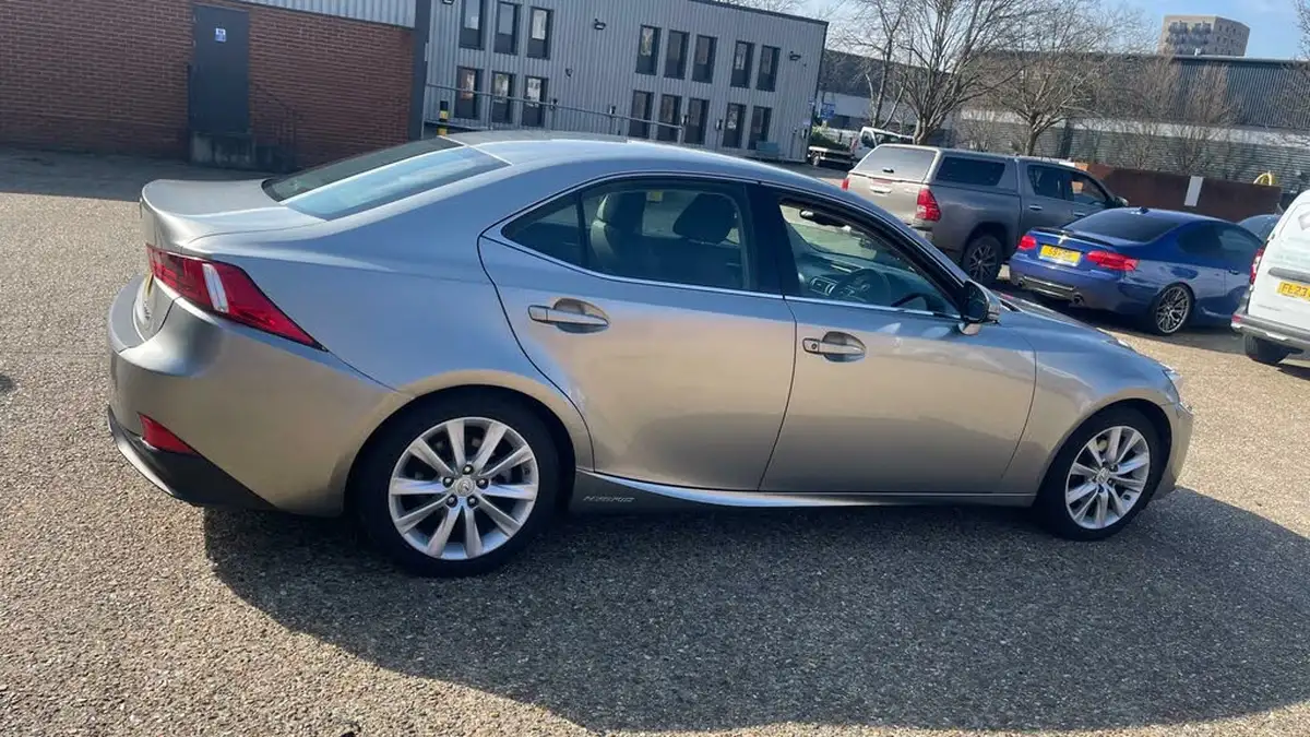 2016-lexus-is-300h-25-advance-big-7