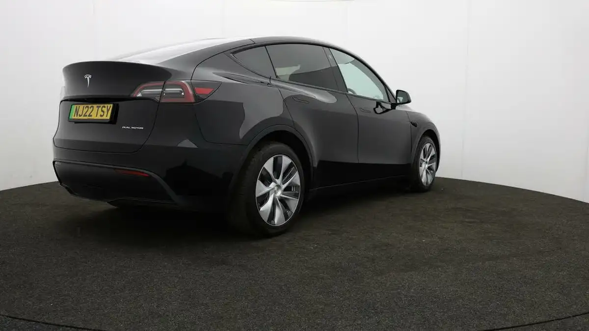 2022-tesla-model-y-e-long-range-big-8