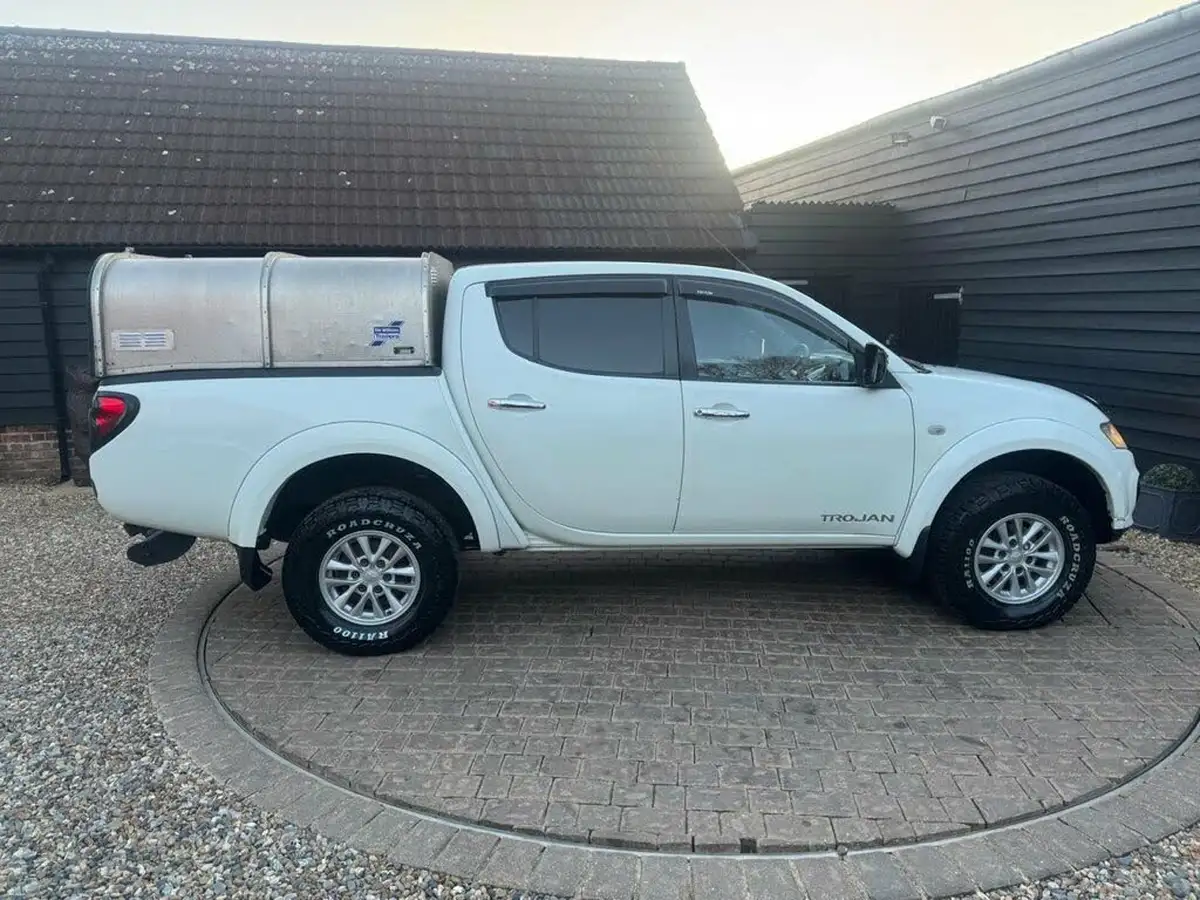 2014-mitsubishi-l200-25td-trojan-big-24